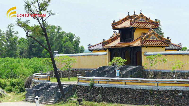 Lăng Vua Gia Long: Khám Phá Kiến Trúc Uy Nghi Giữa Thiên Nhiên 3 gia-tri-lich-su-van-hoa-va-nghe-thuat-cua-lang-vua-gia-long