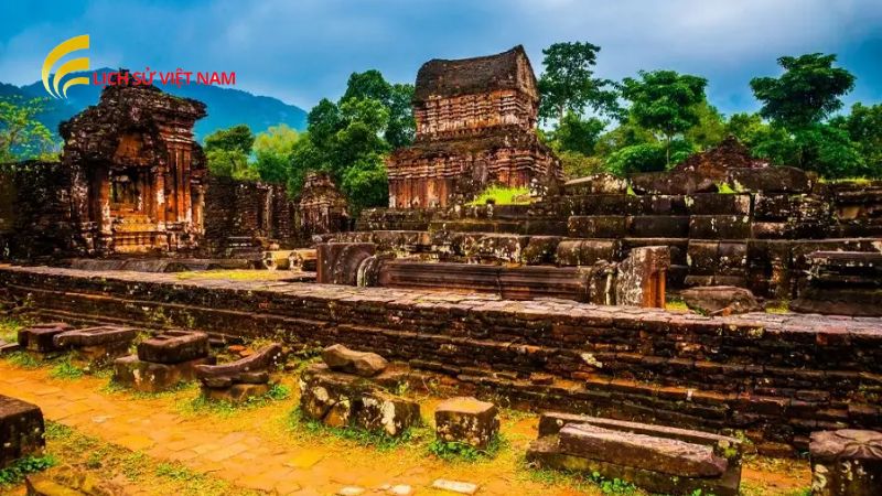 Thánh Địa Mỹ Sơn Ở Đâu: Khám Phá Tọa Độ Linh Thiêng 3 kien-truc-doc-dao-va-nghe-thuat-dieu-khac-tinh-xao-tai-my-son