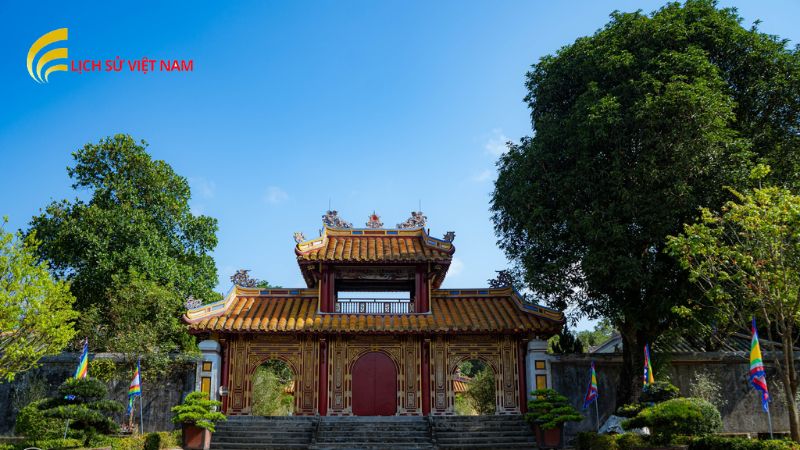 Lăng Vua Gia Long: Khám Phá Kiến Trúc Uy Nghi Giữa Thiên Nhiên 2 kien-truc-lang-vua-gia-long-su-ket-hop-giua-gian-di-va-uy-nghi