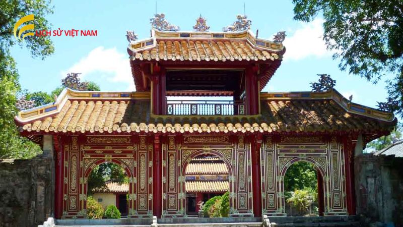 Lăng Vua Gia Long: Khám Phá Kiến Trúc Uy Nghi Giữa Thiên Nhiên 1 lang-vua-gia-long-tong-quan-ve-lang-tam-cua-vi-vua-khai-quoc